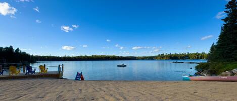 Plage, chaises longues