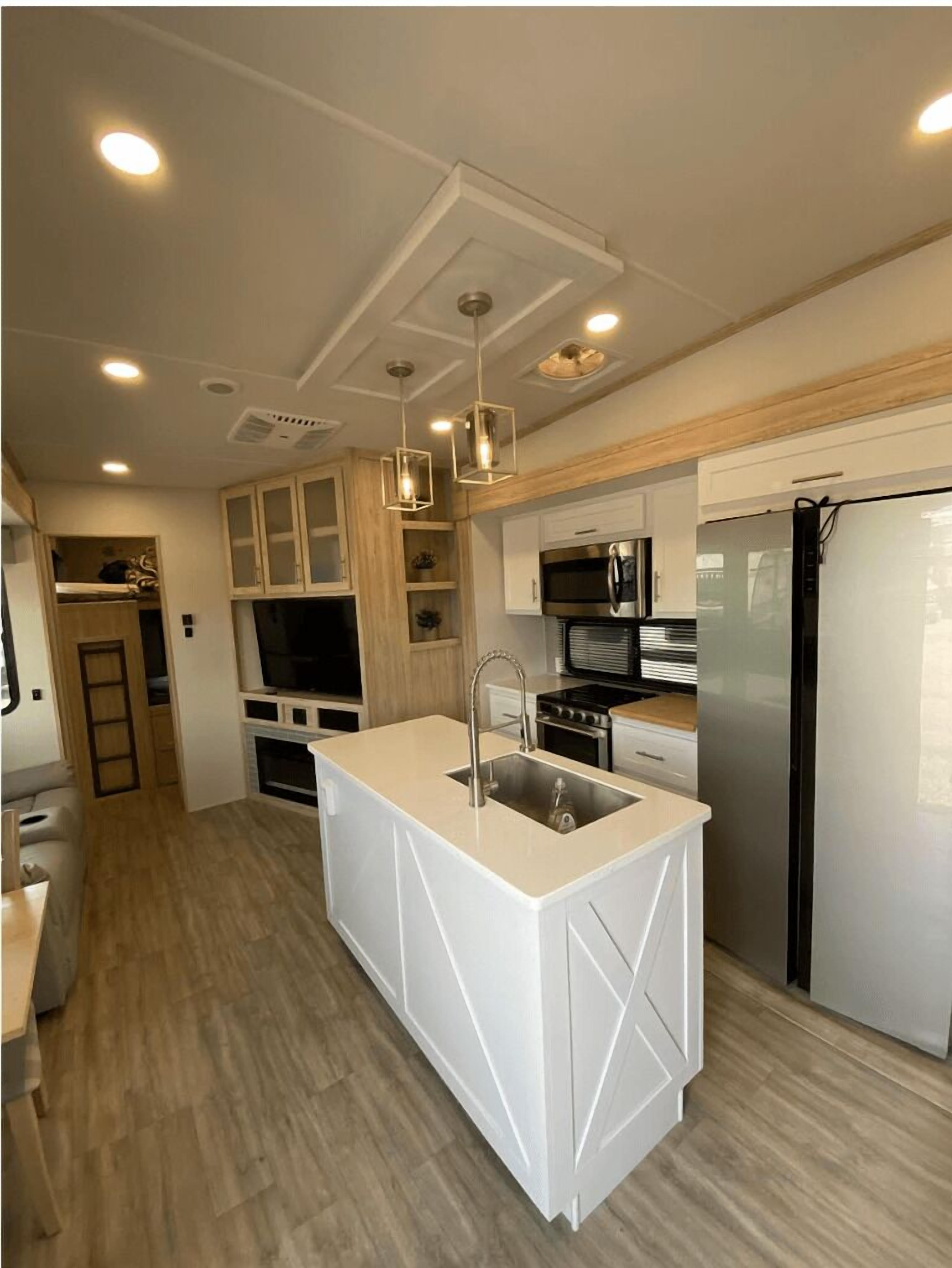 冷蔵庫、電子レンジ、オーブン、コンロ