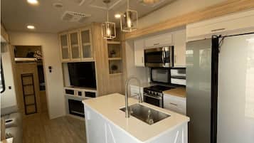 冰箱、微波炉、烤箱、炉灶