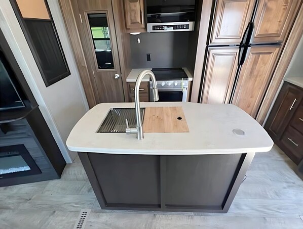 Réfrigérateur, four à micro-ondes, un four, surface de cuisson