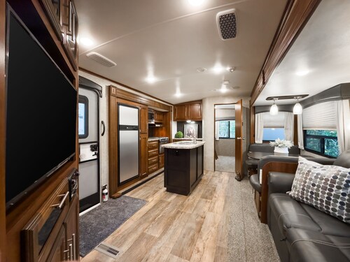 RV 6    Spacious Bunkhouse w/ Gaming Chairs w/ Privacy