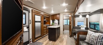 RV 6    Spacious Bunkhouse w/ Gaming Chairs w/ Privacy