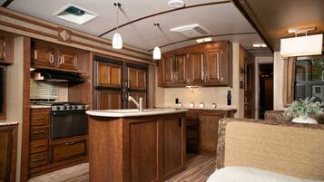 Jääkaappi, mikroaaltouuni, uuni, liesi