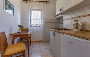 Frigorífico, microondas, placa de cocina y utensilios de cocina