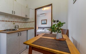 Fridge, stovetop, cookware/dishes/utensils - Lovely apartment in Medulin with WiFi (Medulin)