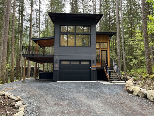 Exterior - New Build - Luxurious Modern Glacier Cabin (Deming)