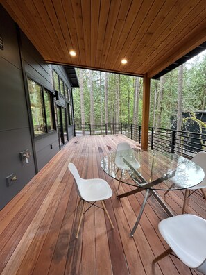 Outdoor dining - New Build - Luxurious Modern Glacier Cabin (Deming)