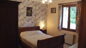 1 slaapkamer, een strijkplank/strijkijzer, internet