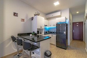 Private kitchen - Studio Apartment with Sea View (Al Ahyaa near Alwaleed Ben Talaal palace)