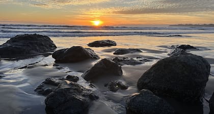 Stinson Beach Cottage - 1 Minute Walk to Beach, in Town with Amenities Galore!