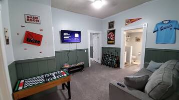 Een smart-tv, videogames, een dvd-speler en tafelvoetbal