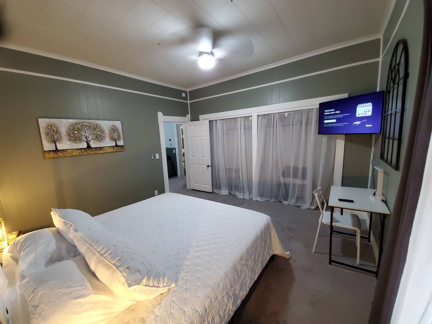 2 habitaciones, escritorio y tabla de planchar con plancha 