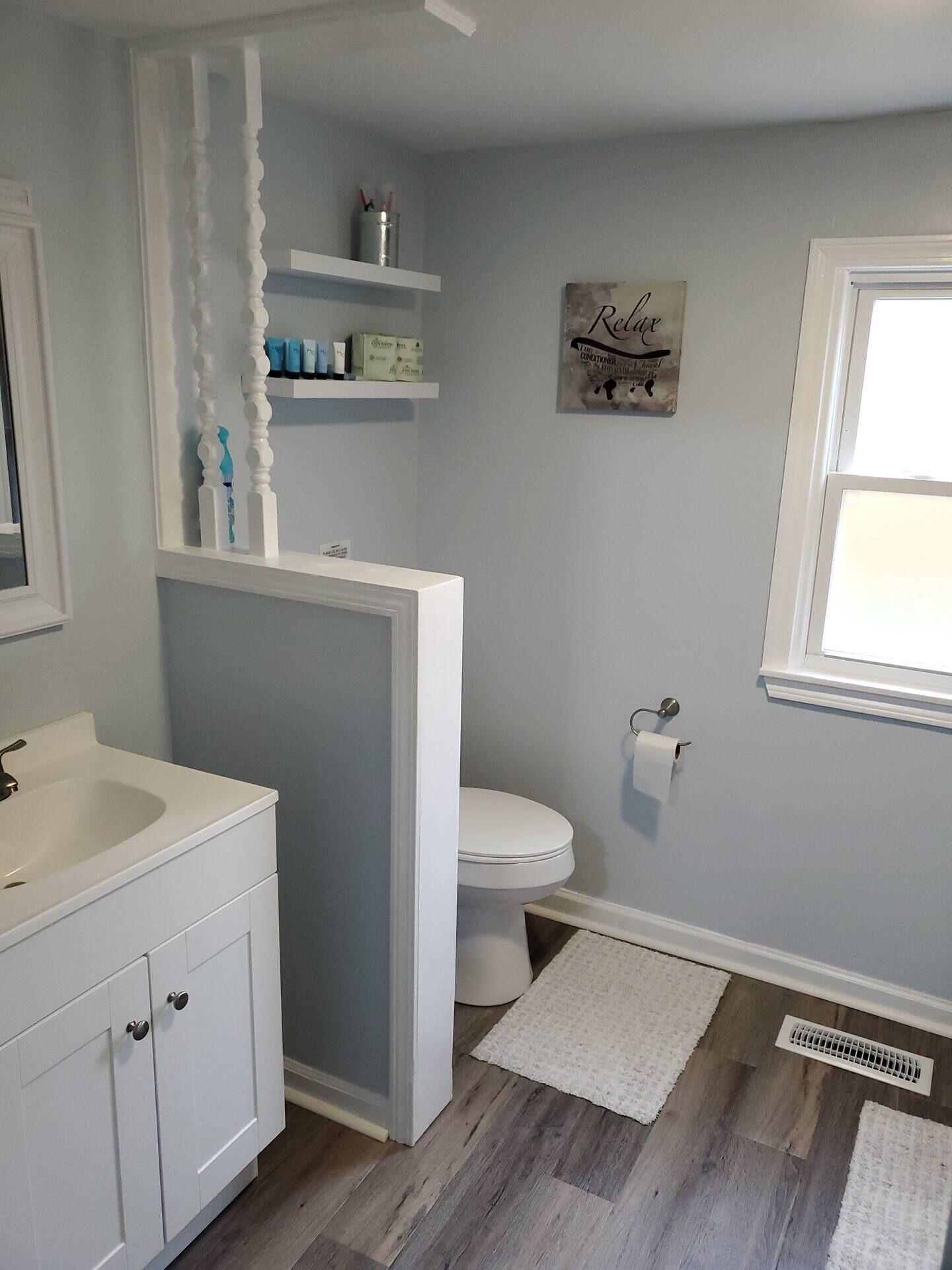 Secadora de cabello, toallas, jabón, shampoo 