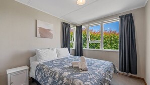 Unclassified image, 4 of 21, button - Town Gem with Wi-Fi Taupō, large back yard to run around, short 10 min. stroll to town and lake . (Taupō)