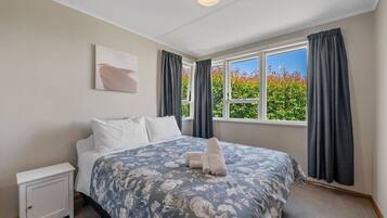 3 bedrooms, iron/ironing board, bed sheets