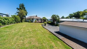 Unclassified image, 3 of 21, button - Town Gem with Wi-Fi Taupō, large back yard to run around, short 10 min. stroll to town and lake . (Taupō)