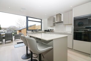 Kühlschrank, Geschirrspüler, Wasserkocher, Toaster