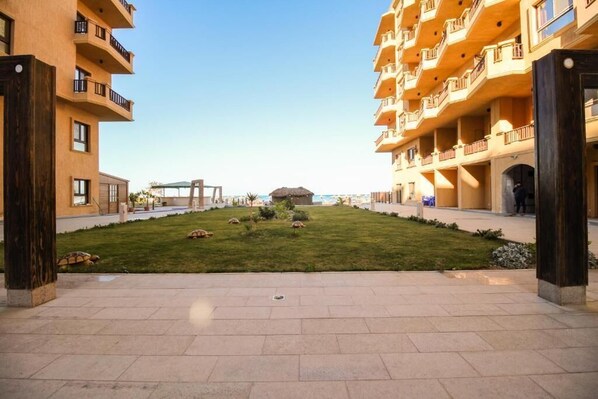 المنطقة المحيطة بالمنشأة