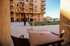 تناول الطعام بالخارج