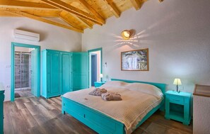 4 bedrooms, travel crib, free WiFi, bed sheets
