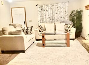 Smart TV - Beautiful and Cozy Olathe Home. Family friendly with King Bed (Olathe)