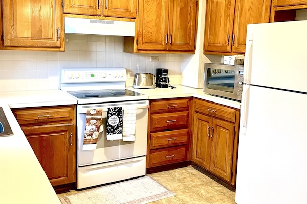 Køleskab, mikrobølgeovn, ovn, kogeplade