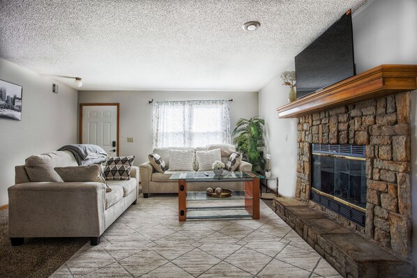 Smart TV - Beautiful and Cozy Olathe Home. Family friendly with King Bed (Olathe)