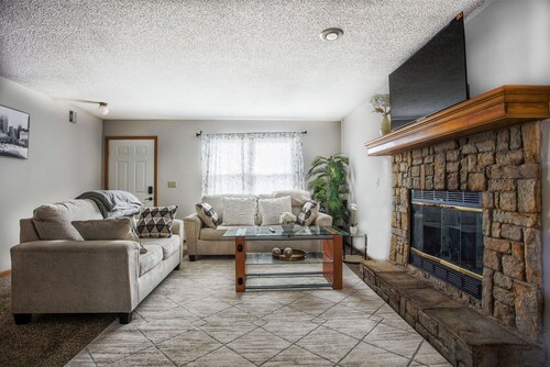 Beautiful and Cozy Olathe Home. Family friendly with King Bed