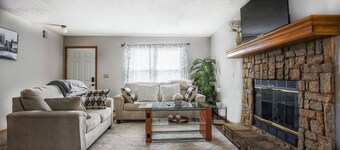 Beautiful and Cozy Olathe Home. Family friendly with King Bed