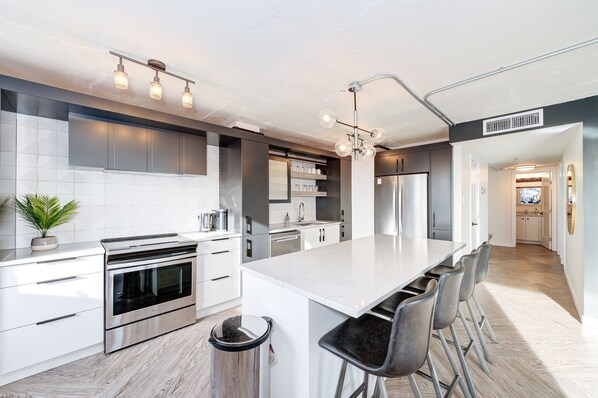 Private kitchen - The Cosmopolitan | Penthouse | UG Parking | Downtown | Private Rooftop Patio (Saskatoon)