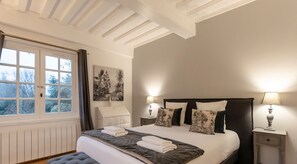 4 bedrooms, iron/ironing board, travel cot, WiFi