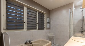 Douche, séchoir à cheveux, serviettes fournies, savon