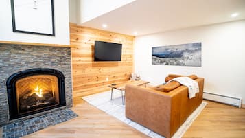 Smart TV, fireplace, books, stereo