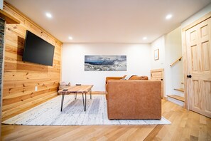 Smart TV, fireplace, books, stereo