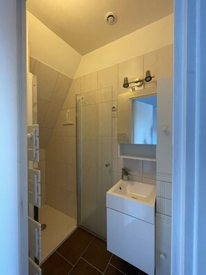 Shower, towels - Charming City Home Near Downtown with Garage (Amiens)