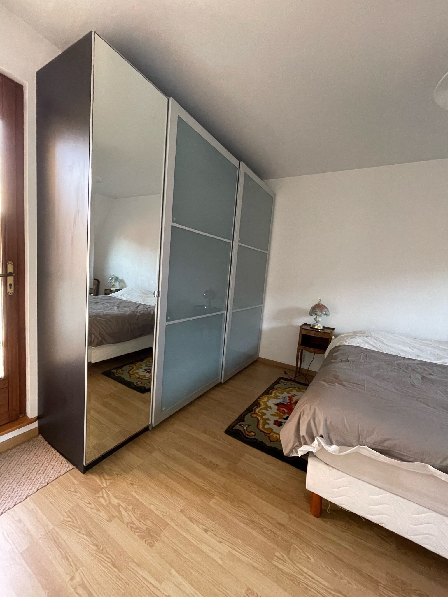 2 多间卧室、办公 桌、熨斗/熨衣板、旅行婴儿床