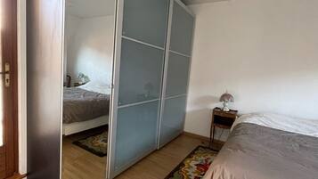 2 Schlafzimmer, Schreibtisch, Bügeleisen/Bügelbrett, Reisekinderbett