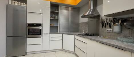 Kühlschrank, Mikrowelle, Ofen, Herdplatte