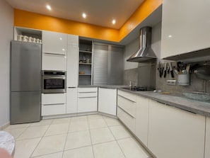 Frigorífico, microondas, horno y placa de cocina