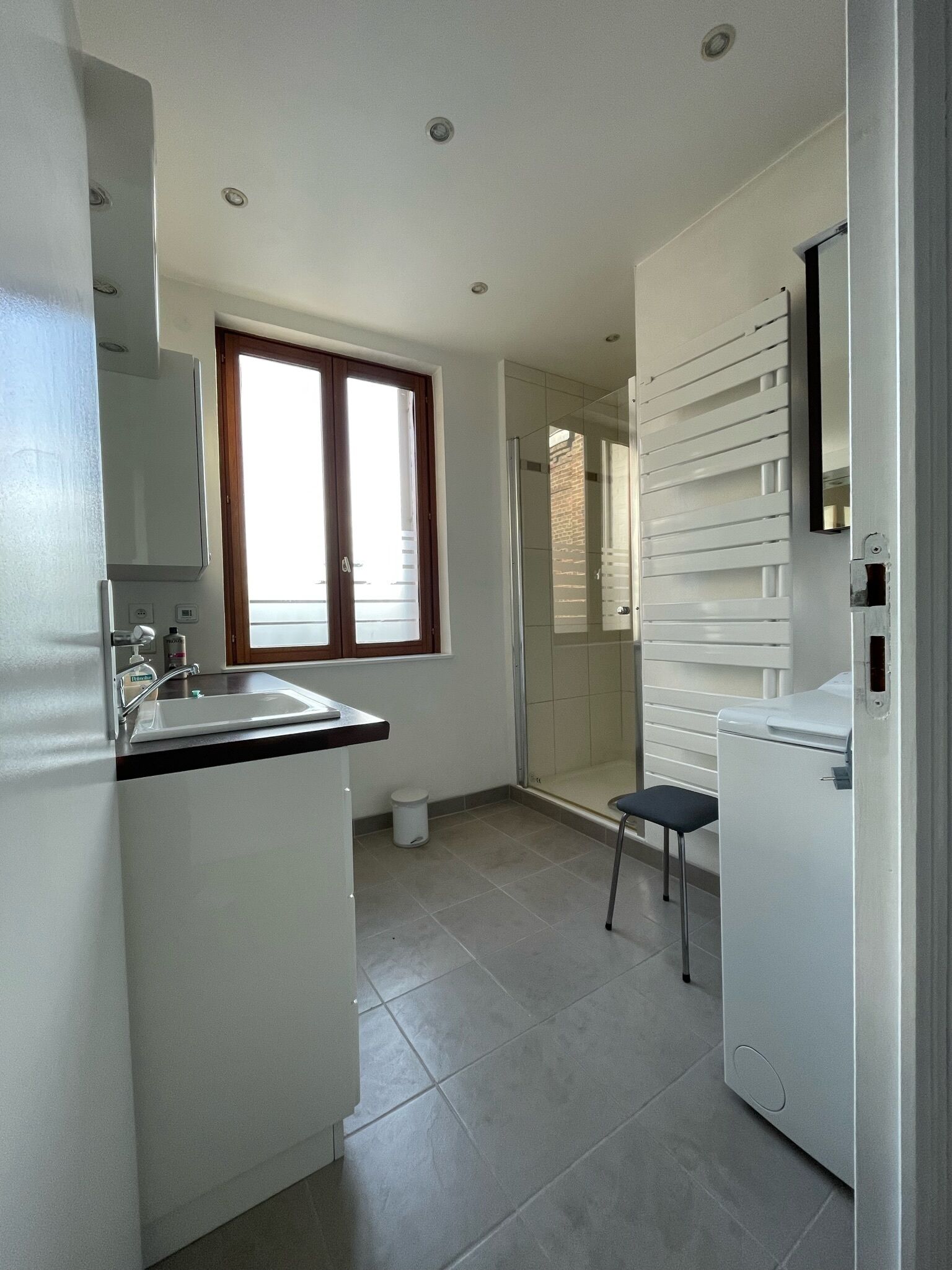 Douche, serviettes fournies