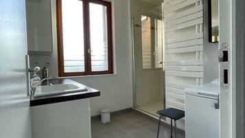 Douche, serviettes fournies