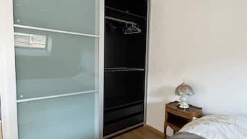 2 chambres, bureau, fer et planche Ă repasser, lit parapluie