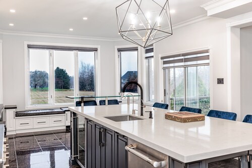 Luxury Castlemore Estate Spacious Lot With Parking