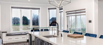 Luxury Castlemore Estate Spacious Lot With Parking