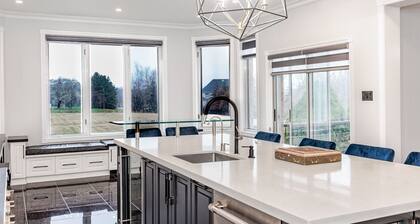 Luxury Castlemore Estate Spacious Lot With Parking