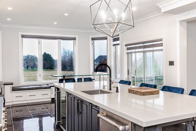 Luxury Castlemore Estate Spacious Lot With Parking