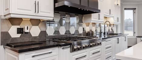 Réfrigérateur, four à micro-ondes, un four, surface de cuisson