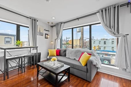Smart TV. Brand New Modern Home /w Rooftop Downtown Skyview