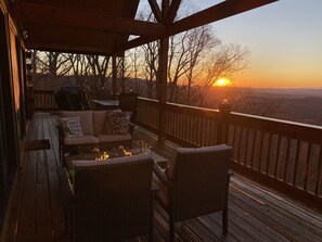 Property grounds - AMAZING Log Cabin off Blue Ridge Parkway with Mountaintop Views over Mt Airy (Fancy Gap)