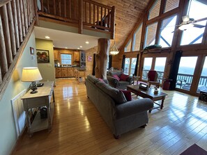 Smart TV, fireplace, DVD player - AMAZING Log Cabin off Blue Ridge Parkway with Mountaintop Views over Mt Airy (Fancy Gap)